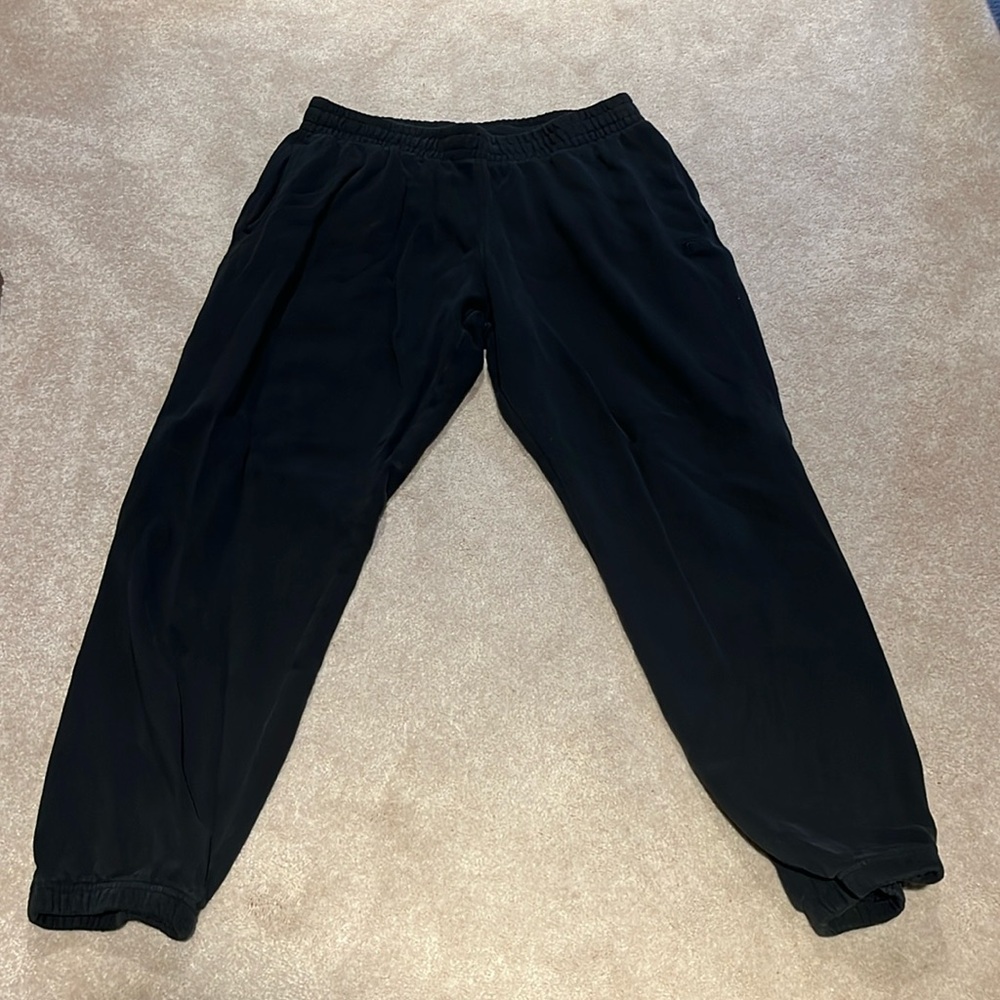 XL black men’s Fila sweatpants